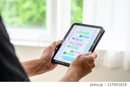 タブレットでチャット画面 137041628