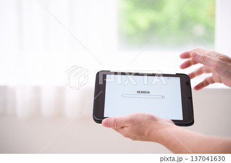 タブレットで検索操作 タブレットで検索操作 137041630