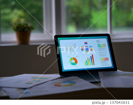 ラップトップとグラフ資料 137041631