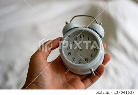 手に持つレトロ目覚まし時計 手に持つレトロ目覚まし時計 137041637