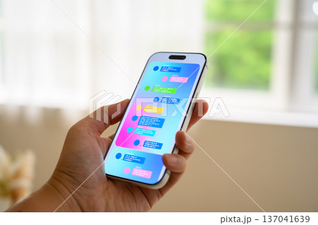 スマートフォンで会話中 スマートフォンで会話中 137041639