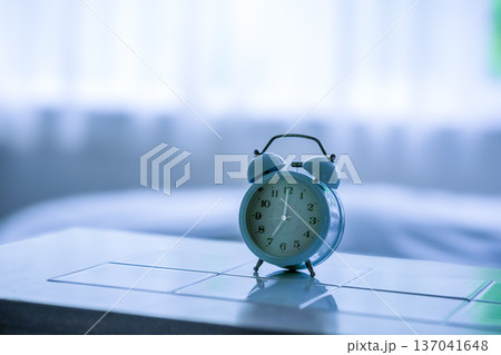 レトロ目覚まし時計 137041648