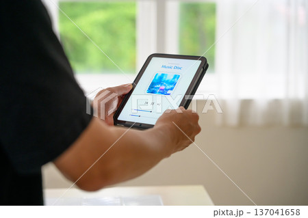 タブレットで音楽再生 137041658
