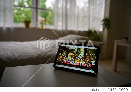 寝室でのタブレット視聴 137041660