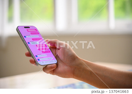 スマートフォンで会話中 137041663