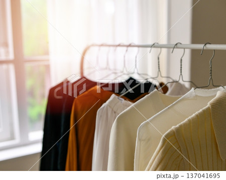 洋服が並ぶクローゼット 137041695