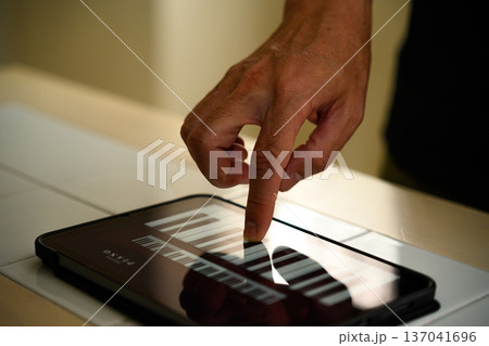 タブレットでピアノ演奏 137041696