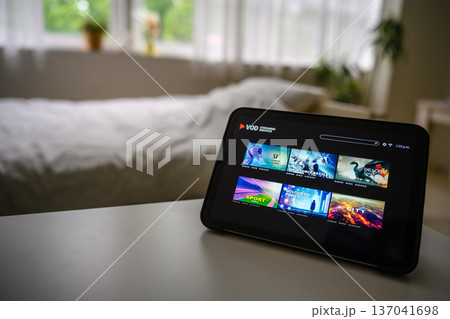 寝室でタブレット視聴 137041698