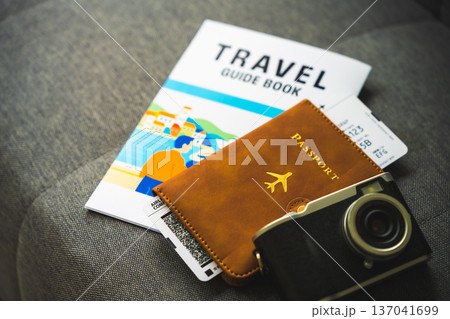 旅行準備アイテムのクローズアップ 旅行準備アイテムのクローズアップ 137041699