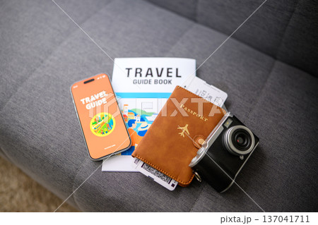 旅行準備の必需品集合 旅行準備の必需品集合 137041711