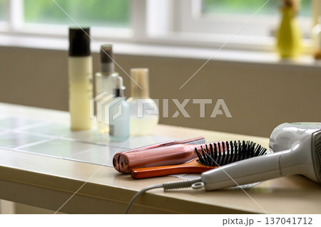 ヘアケア用品と化粧品 137041712
