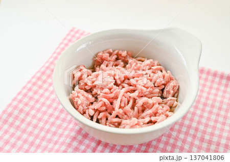 マーボー春雨のたれに豚ひき肉と春雨を投入 137041806