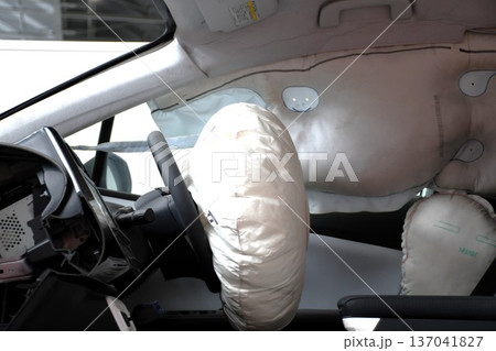 エアバッグ作動の状態(完全展開時) 137041827