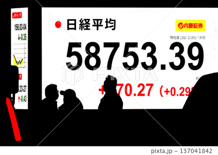 日本の東京都市景観最高値更新5万8753円39銭株価/終値。一時初の5万9000円台乗せ＝2月26日 137041842