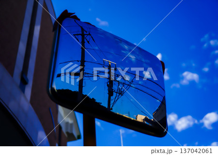 反射　青空　電柱　カーブミラー　都市スナップ 137042061
