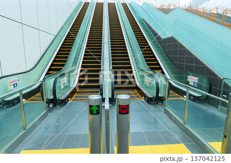 大阪市　夢洲駅のエスカレーター 137042125