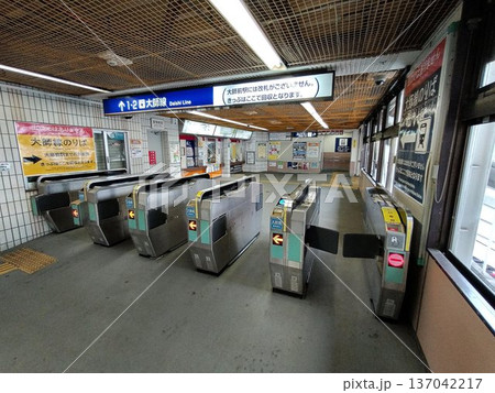 間もなく役目を終える『西荒井駅』の不思議な『改札口』… 【大師線専用改札】 137042217