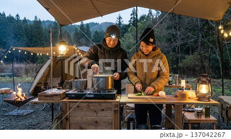 キャンプを楽しむ家族・カップル・友人・グループ 137042267