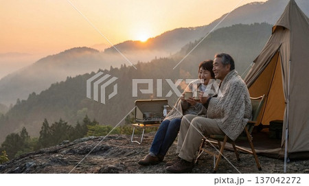 キャンプを楽しむ家族・カップル・友人・グループ 137042272