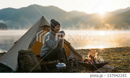 キャンプを楽しむ家族・カップル・友人・グループ 137042281