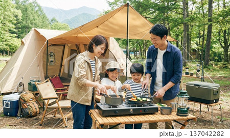 キャンプを楽しむ家族・カップル・友人・グループ 137042282
