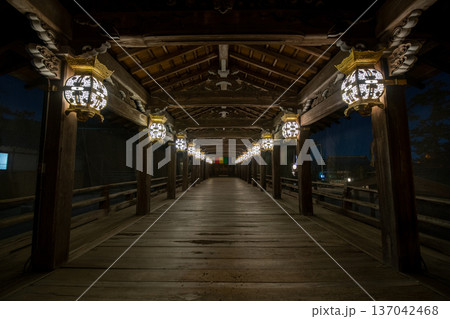 三重県　津市　国宝　高田本山　専修寺　お七夜の風景 137042468
