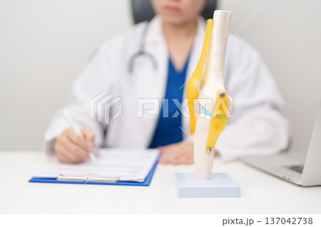 Doctor with Human Knee joint anatomy model. Osteoarthritis, Patellofemoral Pain Syndrome, Patellar Tendinitis, ACL, Anterior Cruciate Ligament, PCL, Posterior, MCL, Medial Collateral, LCL and Lateral Doctor with Human Knee joint anatomy model. Osteoarthritis, Patellofemoral Pain Syndrome, Patellar Tendinitis, ACL, Anterior Cruciate Ligament, PCL, Posterior, MCL, Medial Collateral, LCL and Lateral 137042738