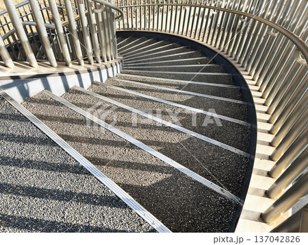 光を浴びる階段 137042826