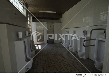 公園にある公衆トイレ、薄暗い公衆便所 137042853