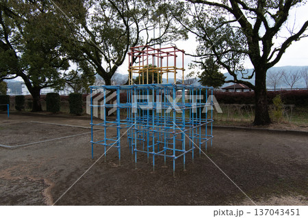 曇り空の下に静かに佇む公園のジャングルジム 曇り空の下に静かに佇む公園のジャングルジム 137043451