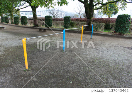 曇り空の下、静かに佇む公園の低い鉄棒 曇り空の下、静かに佇む公園の低い鉄棒 137043462