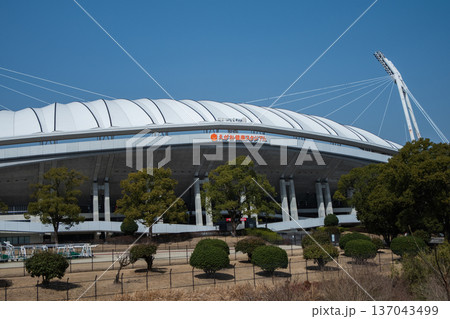 2026年2月、爽やかな冬の晴天に映える熊本「えがお健康スタジアム」 137043499