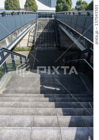 都市の機能美を感じさせる、特殊な配置の歩道橋の階段 都市の機能美を感じさせる、特殊な配置の歩道橋の階段 137043503