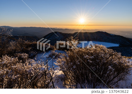 冬の赤城山 地蔵岳から望む凍結した小沼と朝日に輝く霧氷 137043622