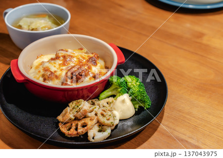 焼きたてグラタンの夕食ワンプレート ブロッコリーと磯辺揚げを添えて 137043975