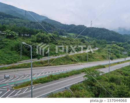 This is the scenery of the highway in Korea. This is the scenery of the highway in Korea. 137044068