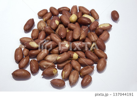 Peanuts placed on a white background 137044191