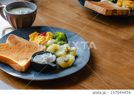 スープ付きの朝食ワンプレート トーストとスクランブルエッグとキウイのある食卓 137044458