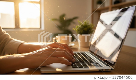 オフィスでノートパソコンを操作するビジネスパーソンの手元 137044506