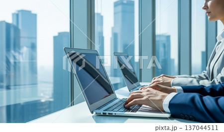 オフィスでノートパソコンを操作するビジネスパーソンの手元 オフィスでノートパソコンを操作するビジネスパーソンの手元 137044511