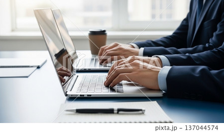 オフィスでノートパソコンを操作するビジネスパーソンの手元 137044574