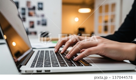 オフィスでノートパソコンを操作するビジネスパーソンの手元 オフィスでノートパソコンを操作するビジネスパーソンの手元 137044578