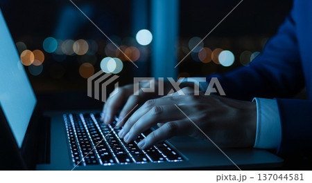 オフィスでノートパソコンを操作するビジネスパーソンの手元 オフィスでノートパソコンを操作するビジネスパーソンの手元 137044581