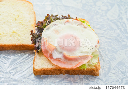 食パンに挟むベーコンエッグ 食パンに挟むベーコンエッグ 137044678