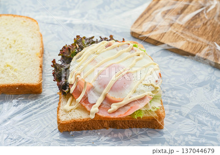 食パンに挟むベーコンエッグ 137044679