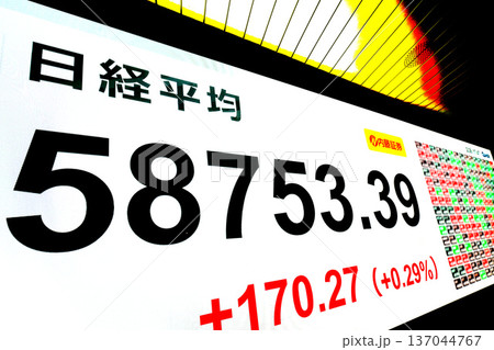 日本の東京都市景観最高値更新5万8753円39銭株価/終値。一時初の5万9000円台乗せ＝2月26日 137044767