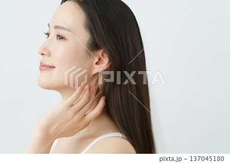 ロングヘアの頬に手を添える若い日本人女性 ビューティ ロングヘアの頬に手を添える若い日本人女性 ビューティ 137045180