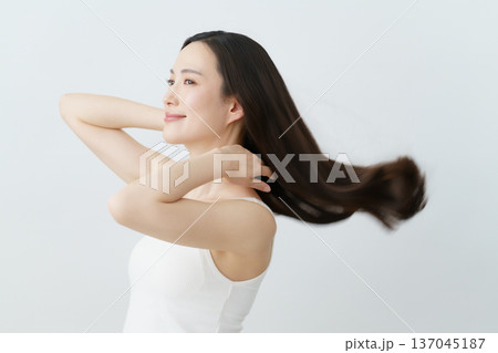 ロングヘアの髪の毛を風に靡かせる若い日本人女性　ビューティ 137045187