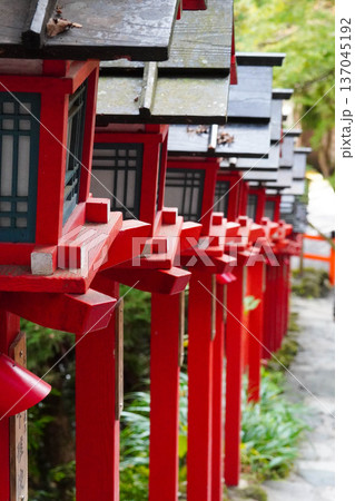 貴船神社参道の朱塗りの灯籠 137045192