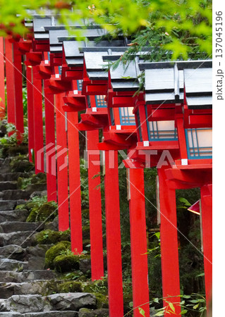 貴船神社参道の朱塗りの灯籠 貴船神社参道の朱塗りの灯籠 137045196